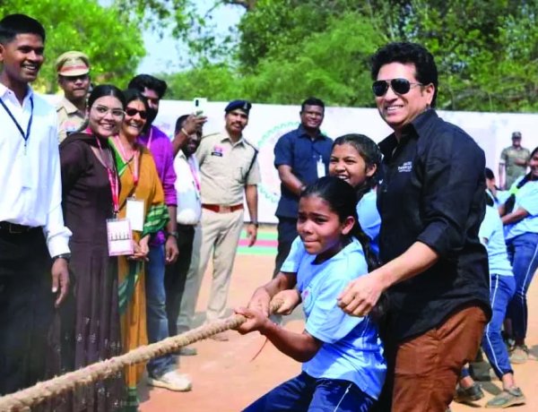 बदलते बस्तर की तस्वीर: सचिन तेंदुलकर पहुंचे दंतेवाड़ा के छिंदनार, बच्चों संग खेला क्रिकेट