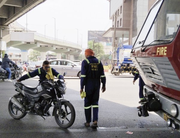 भिलाई के नेहरू नगर चौक पर अग्निशमन वाहन ने बाइक सवार को मारी ठोकर, दो युवक घायल, लोगों ने पहुंचाया अस्पताल