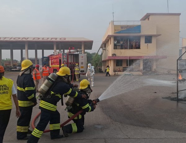 दुर्ग में सिविल डिफेंस मॉक ड्रिल: हवाई हमले और आपदा से निपटने का दिया गया प्रशिक्षण, ब्लैकआउट भी किया गया