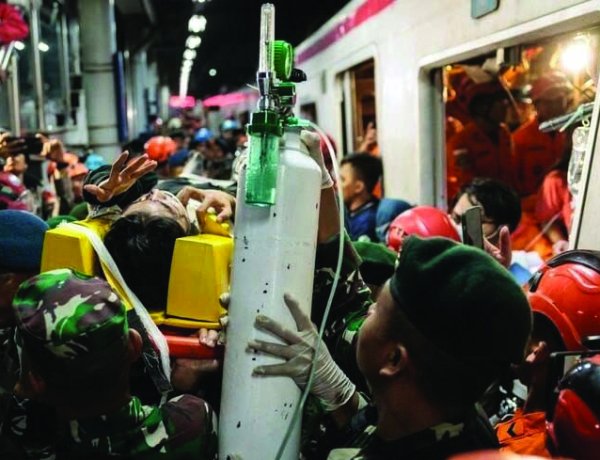 ट्रेन हादसे में 14 लोगों की मौत, रेस्क्यू ऑपरेशन जारी