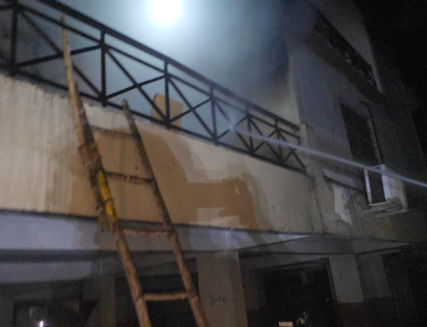 चौहान टाउन के फ्लैट में आग, दमकल की तत्परता से टला बड़ा हादसा