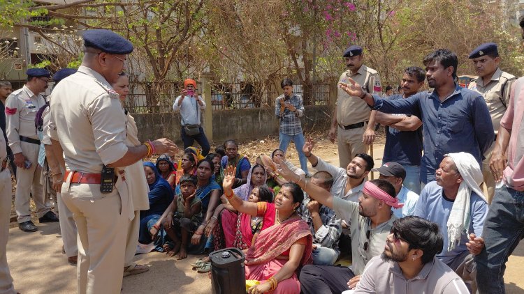 खम्हरिया में सड़क चौड़ीकरण पर बवाल: 50 से ज्यादा घरों पर चला बुलडोजर, ग्रामीणों ने किया चक्काजाम