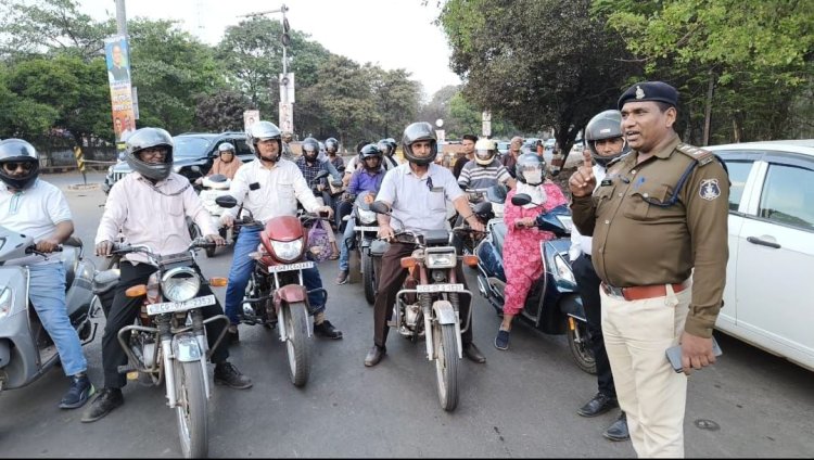 दुर्ग में सख्त चेकिंग का असर: 80% दोपहिया चालक पहन रहे हेलमेट