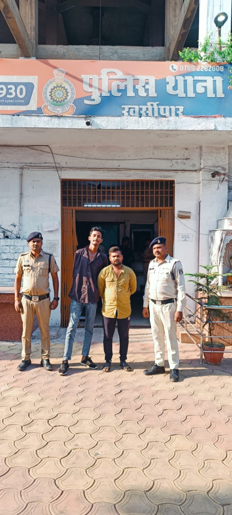 खुर्सीपार में धारदार हथियार से दहशत फैलाने वाले दो युवक गिरफ्तार