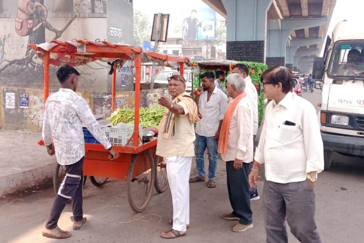 पावर हाउस चौक पर निगम की कार्रवाई, अवैध ठेले हटाए गए
