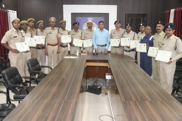 अग्निकांड में साहस दिखाने वाले फायर व होमगार्ड कर्मियों का सम्मान