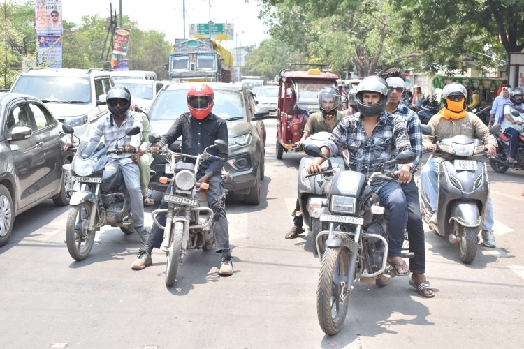 हेलमेट नहीं पहनने वालों पर शिकंजा, 2026 में अब तक 1.15 करोड़ से ज्यादा जुर्माना