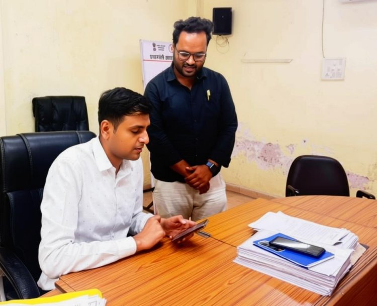 कमिश्नर ने खुद मोबाइल से भरा स्व-गणना, नागरिकों को दिया डिजिटल भागीदारी का संदेश