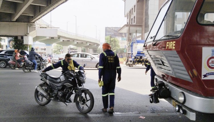 भिलाई के नेहरू नगर चौक पर अग्निशमन वाहन ने बाइक सवार को मारी ठोकर, दो युवक घायल, लोगों ने पहुंचाया अस्पताल