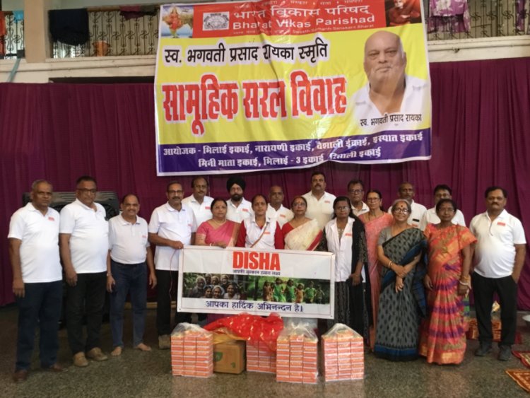 नवदंपतियों को चुनरी और मिठाई भेंट कर दिया आशीर्वाद, महिला सदस्यों की सक्रिय भागीदारी बनी प्रेरणा