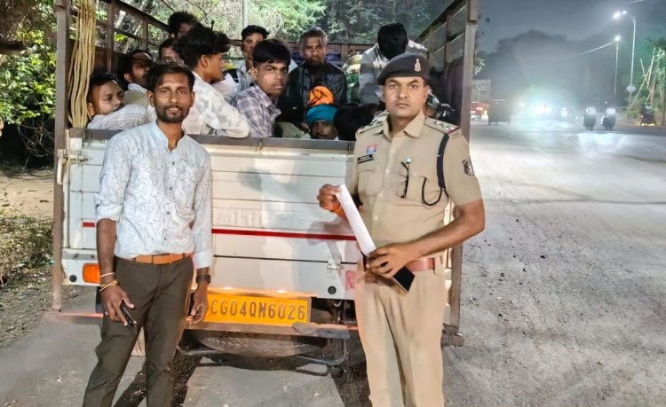 मालवाहक वाहनों में सवारी ढोने पर सख्ती, दुर्ग पुलिस ने की चालानी कार्रवाई