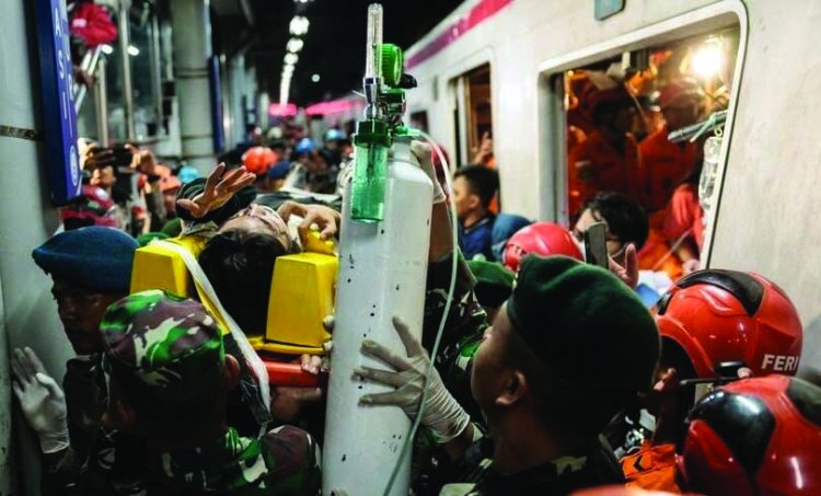 ट्रेन हादसे में 14 लोगों की मौत, रेस्क्यू ऑपरेशन जारी