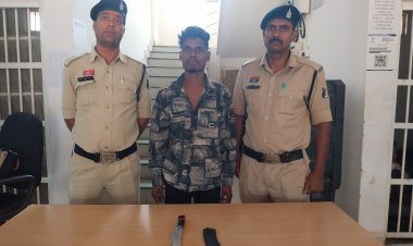 धारदार हथियार लहराकर दहशत फैलाने वाला युवक गिरफ्तार, वैशाली नगर पुलिस की त्वरित कार्रवाई