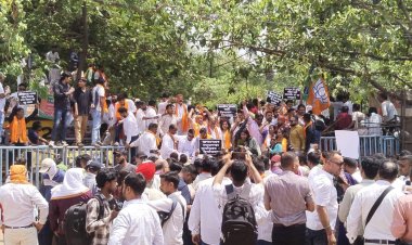 भ्रष्टाचार के कई आरोपों को लेकर बीजेपी के सैकड़ों कार्यकर्ता सड़क पर उतरे, किया निगम का घेराव, महापौर को हटाने की मांग