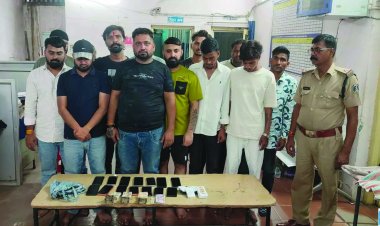 जुए के फड़ पर पुलिस का छापा, 15 आरोपी गिरफ्तार