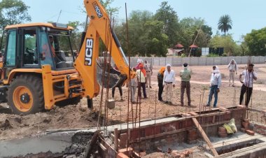 रोड की जमीन पर अवैध निर्माण, निगम ने जेसीबी से हटाया अतिक्रमण