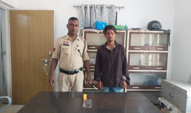 राजीव नगर में हथियार लहराकर लोगों को डरा रहा था युवक, वैशाली नगर पुलिस ने दबोचा