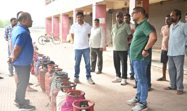 खुर्सीपार मिनी स्टेडियम की 60 दुकानों की होगी दोबारा नीलामी, बिना अनुमति चल रही गैस एजेंसी पर भड़के आयुक्त