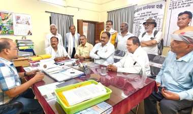 हुडको में बिजली व्यवस्था सुधारने की मांग, रहवासियों ने कार्यपालन अभियंता को सौंपा ज्ञापन
