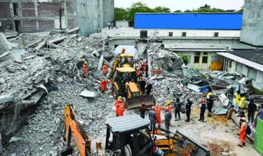 सात मंजिला इमारत ढही, 4 की मौत; 10 घायल, मकान मालिक पर केस दर्ज