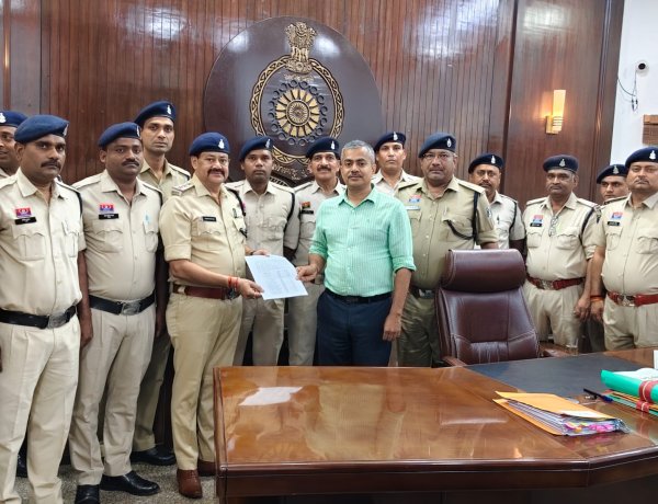 दुर्ग रेंज आईजी ने पुलिस टीमों को किया सम्मानित, चोरी और ऑनलाइन सट्टा मामलों में उत्कृष्ट कार्रवाई पर मिला नगद पुरस्कार