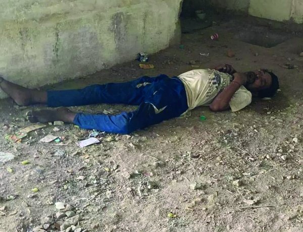 निर्माणाधीन बिल्डिंग में मिला युवक का शव, मौके पर पहुंचे भाई ने सामान में लगाई आग