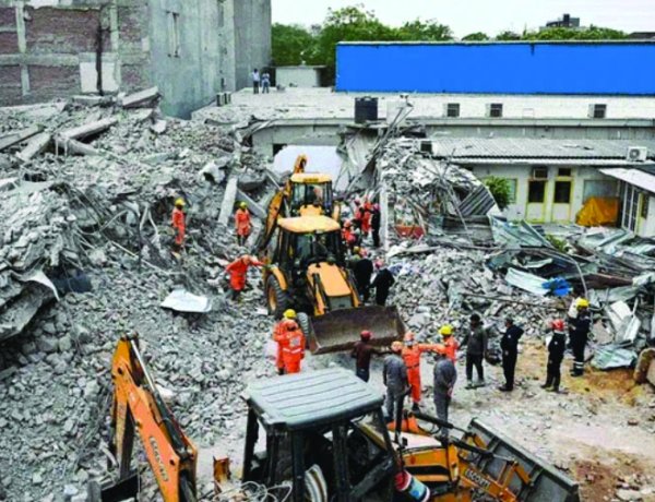 सात मंजिला इमारत ढही, 4 की मौत; 10 घायल, मकान मालिक पर केस दर्ज