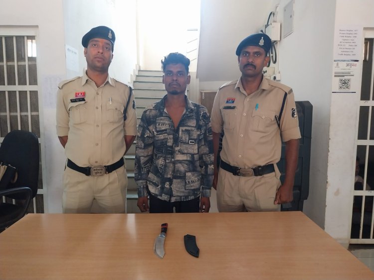 धारदार हथियार लहराकर दहशत फैलाने वाला युवक गिरफ्तार, वैशाली नगर पुलिस की त्वरित कार्रवाई