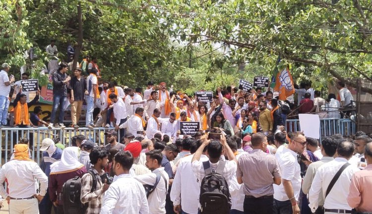 भ्रष्टाचार के कई आरोपों को लेकर बीजेपी के सैकड़ों कार्यकर्ता सड़क पर उतरे, किया निगम का घेराव, महापौर को हटाने की मांग