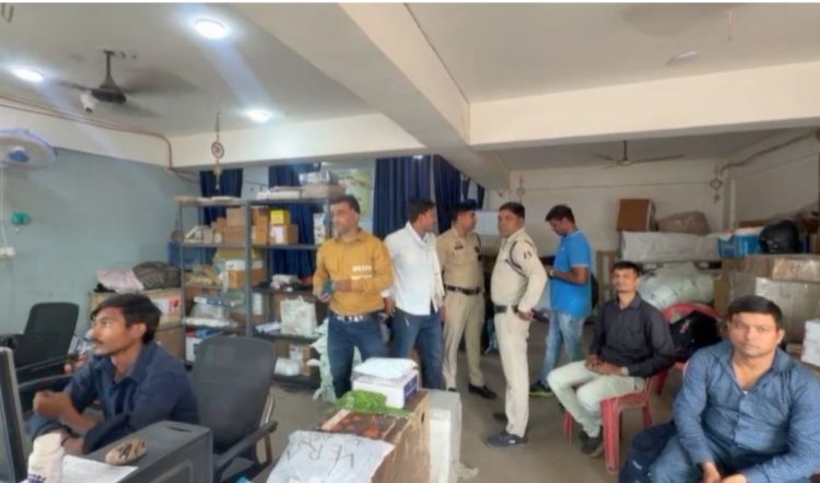 रायपुर में हंस ट्रैवल्स पर DRI की रेड, 16 लाख नकदी तीन बोरों में जब्त