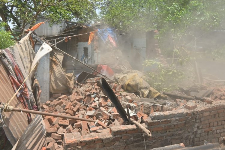 नाले किनारे अवैध कब्जों पर निगम की कार्रवाई