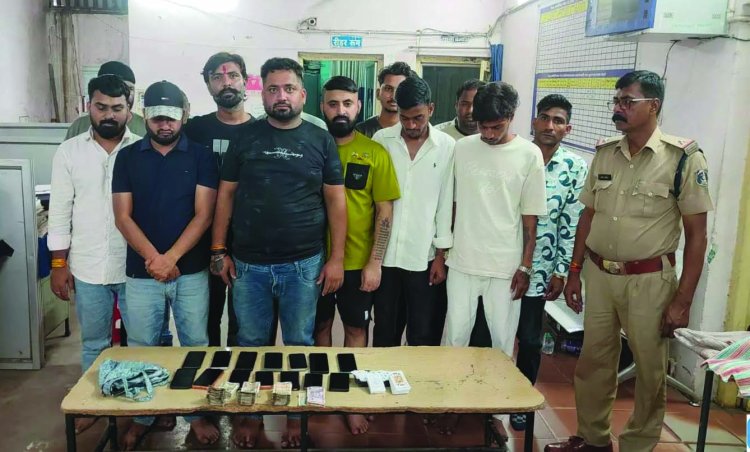 जुए के फड़ पर पुलिस का छापा, 15 आरोपी गिरफ्तार