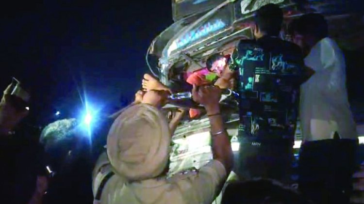 भारती कॉलेज के पास देर रात बड़ा हादसा: दो हाईवा की आमने-सामने भिड़ंत, केबिन में फंसे चालक गंभीर