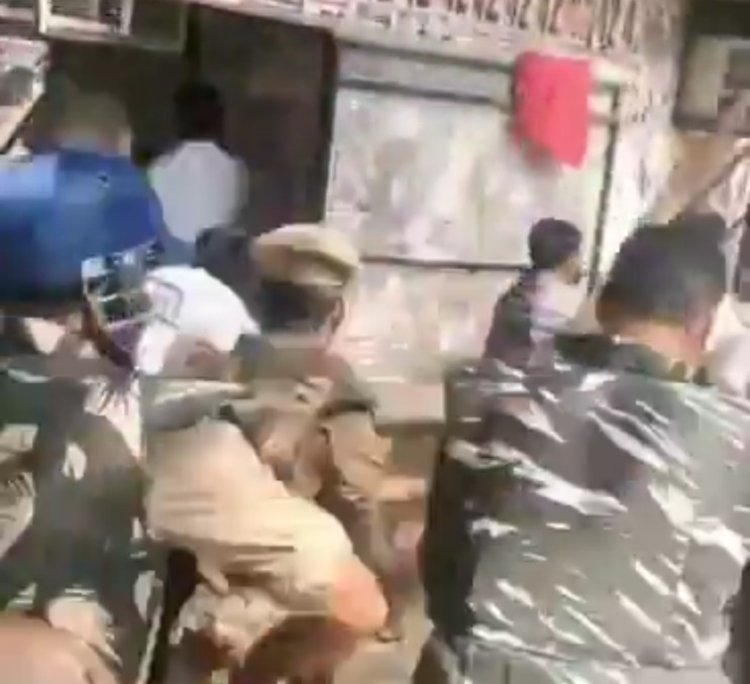 वकीलों के अवैध चैंबर पर चला बुलडोजर, विरोध में लाठीचार्ज... चैंबर में बंद होकर वकील ने दी जान देने की धमकी