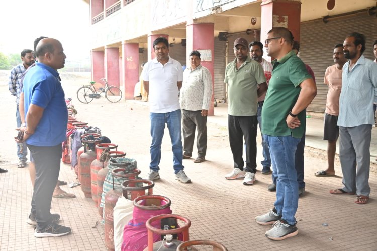 खुर्सीपार मिनी स्टेडियम की 60 दुकानों की होगी दोबारा नीलामी, बिना अनुमति चल रही गैस एजेंसी पर भड़के आयुक्त