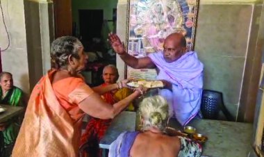 वृद्धाश्रम और सेवा संस्थान में किया फल वितरण