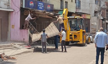 हाईकोर्ट के आदेश के बाद निगम का एक्शन, उत्पल घोष के अवैध कब्जे पर चला बुलडोजर