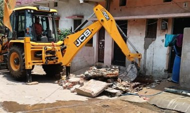 नाली पर किए गए अवैध अतिक्रमण पर निगम की कार्रवाई, जेसीबी से हटाया गया निर्माण