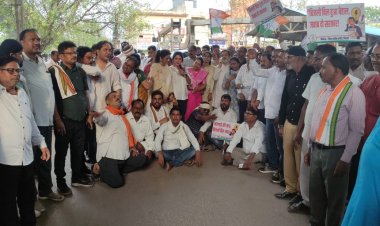 बिजली दर बढ़ोतरी के खिलाफ कांग्रेस का हल्ला बोल, बिजली ऑफिस का घेराव कर CM साय का पुतला फूंका