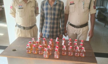 चंदखुरी में अवैध शराब बेचते युवक को पुलिस ने दबोचा, 29 पौवा शराब जब्त