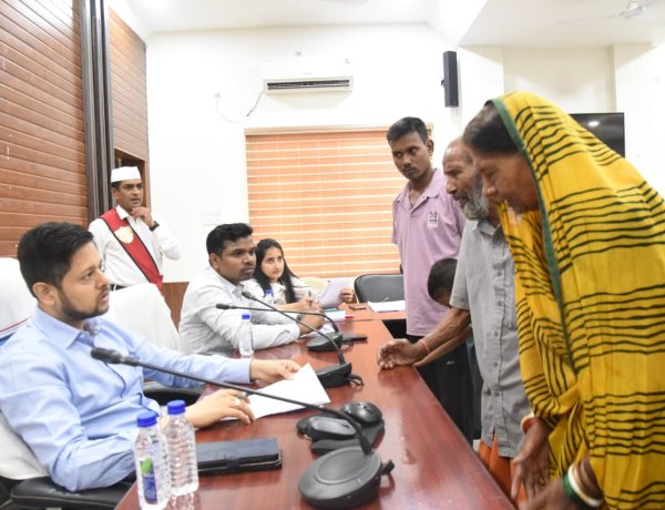 जनदर्शन में किसानों ने मक्का फसल की राशि दिलाने कलेक्टर से लगाई गुहार