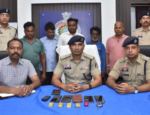 नकली सोने के बिस्किट बेचकर ठगी, 5 आरोपी गिरफ्तार, 1.24 किलो नकली धातु और कार जब्त