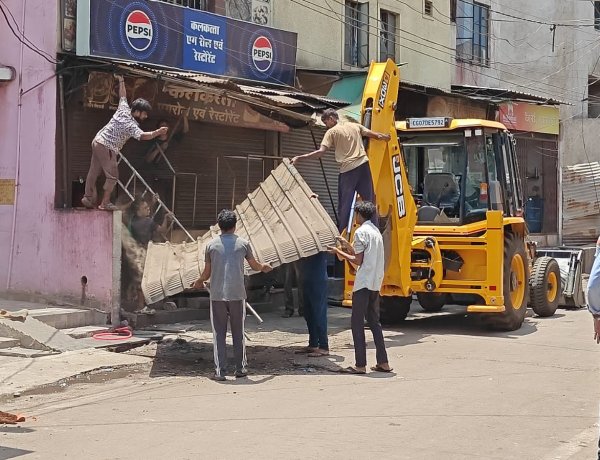 हाईकोर्ट के आदेश के बाद निगम का एक्शन, उत्पल घोष के अवैध कब्जे पर चला बुलडोजर