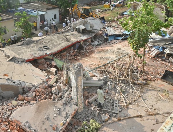 हाईकोर्ट के आदेश पर चला बुलडोजर: भिलाई में अवैध मदरसा, मकान और दुकानें ध्वस्त