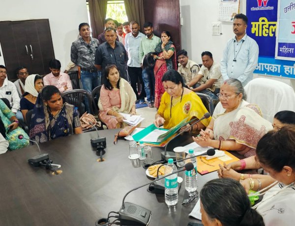 महिला आयोग की जनसुनवाई में महत्वपूर्ण फैसले, मोबाइल मुआवजा, डीएनए टेस्ट और सेवा समाप्ति की अनुशंसा
