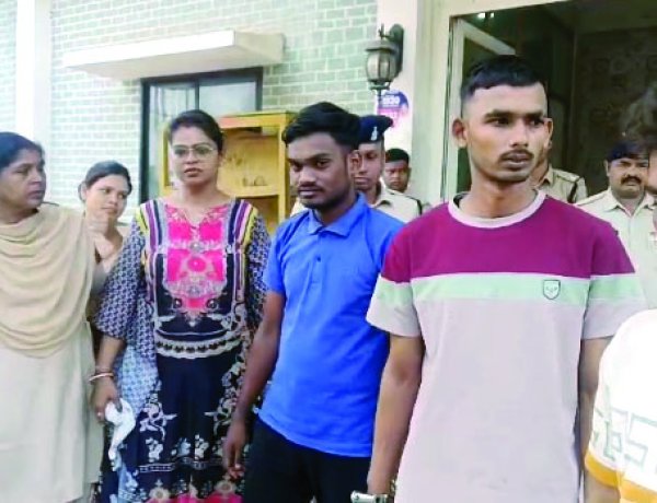 घर में चोरी का खुलासा, तीन चोर और जेवर खरीदने वाली महिला गिरफ्तार