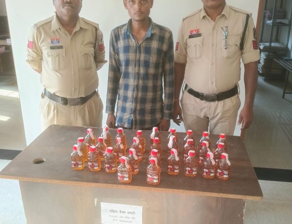 चंदखुरी में अवैध शराब बेचते युवक को पुलिस ने दबोचा, 29 पौवा शराब जब्त
