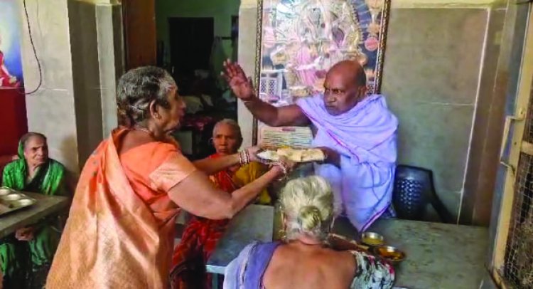 वृद्धाश्रम और सेवा संस्थान में किया फल वितरण