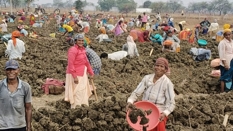 मनरेगा से दुर्ग जिले की 300 ग्राम पंचायतों में निर्माण कार्य शुरू, 62 हजार से अधिक श्रमिकों को मिला रोजगार