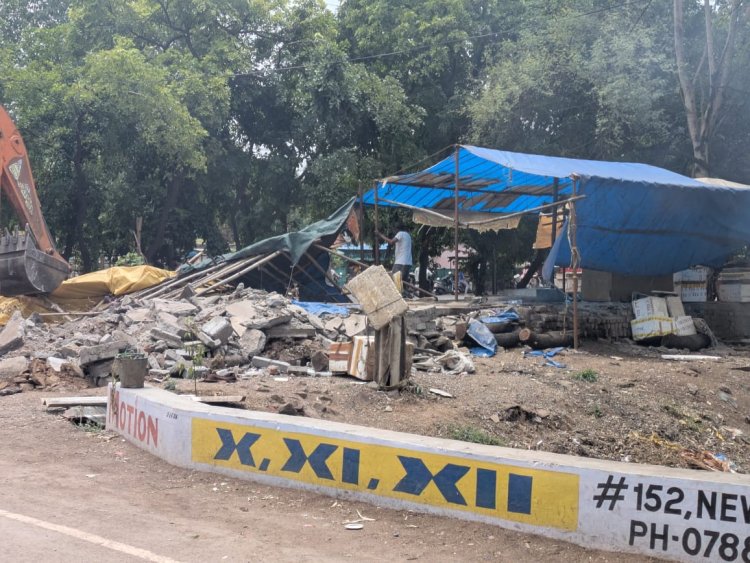 हनोदा माइनर नहर क्षेत्र से वर्षों पुराने अतिक्रमण हटाए गए, प्रशासन का संयुक्त अभियान